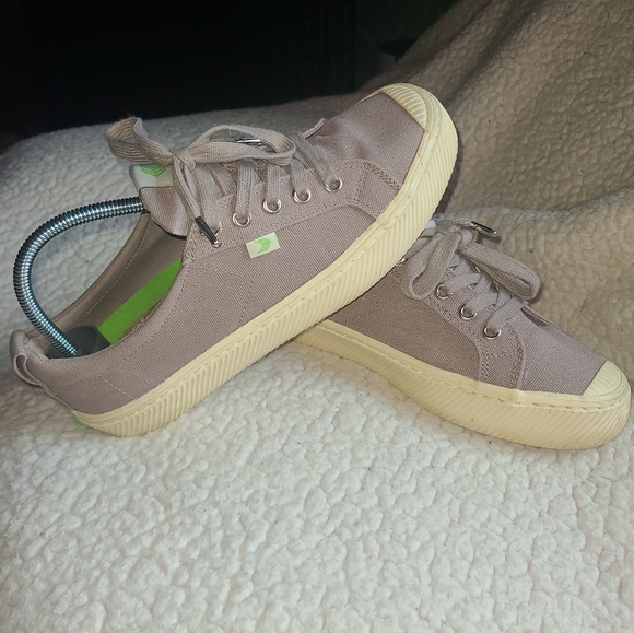 Cariuma women's low canvas sneaker size 7.5 - Picture 1 of 8